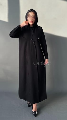 عباية عيد ترنش كوت أنيقة بقصّة متموّجة وتفاصيل كري...