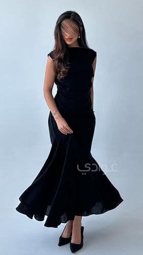 فستان أسود بكسرات بقماش البلاك بيري- 11240