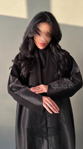 عباية عيد سوداء ربع كلوش بتداخل الأقمشة وتفاصيل ال...