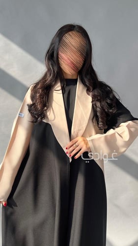 عباية عيد سوداء بتداخل اللون البيج في الجزء العلوي...