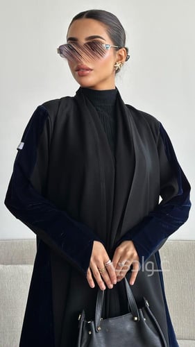 عباية كلوش بتداخل بين المخمل الكحلي و التفة الروسي...