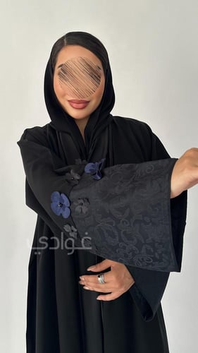 عباية سوداء ربع كلوش بتطريز الورد البارز - 11101