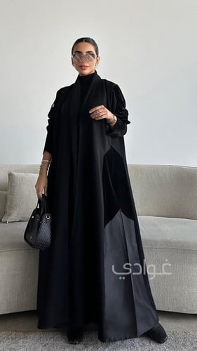 عباية سوداء بتداخل بين المخمل الأسود و التفة الروس...