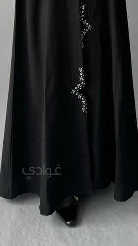 عباية عيد سوداء ربع كلوش بقماش الليمار بتداخل الشك...