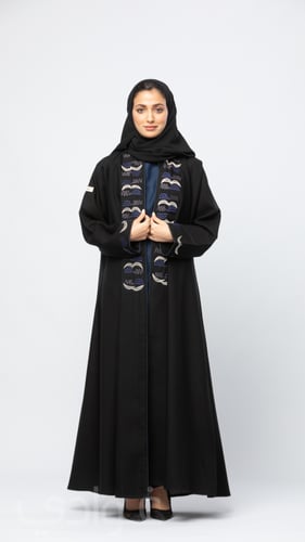 عباية نصف كلوش سوداء مزخرفة من الامام باللون الازر...