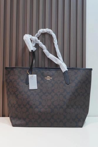 شنطه جامعه من ماركة كوتش (Coach