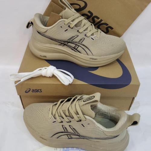 حذاء ASICS الرياضي