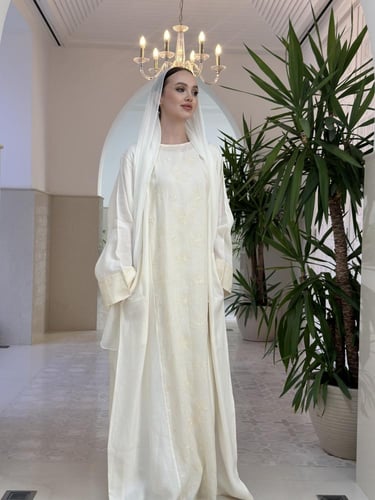 Embroidered linen thobe for hajj and umrah