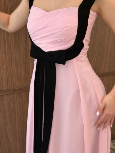 فستان شيفون الوردي مع حزام المخمل الاسود