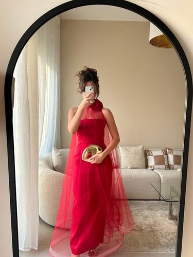 فستان أنيق أحمر قطعتين مع وردة في العنق جانبيه