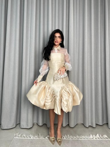 فستان بيج من قطعتين توب وفستان سوارية مع كرستال