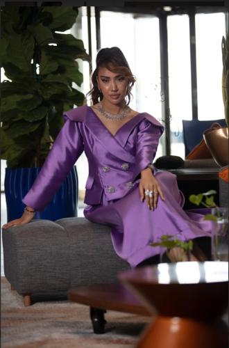 بدلة انيقة راقية من قطعتين القماش ميكادو ومزينه بأ...