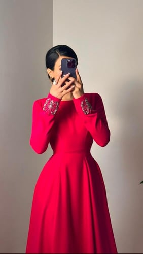 فستان انيق بتصميم فراشه حول الاكمان وخلف الظهر بتط...