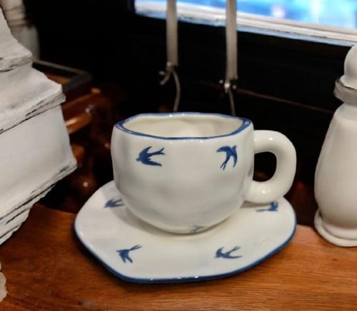 أكواب سيراميك أنيقة مع صحن تقديم