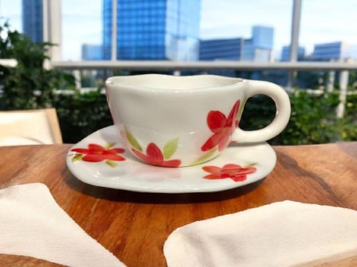 أكواب سيراميك أنيقة مع صحن تقديم