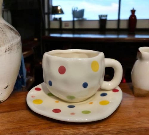 أكواب سيراميك أنيقة مع صحن تقديم