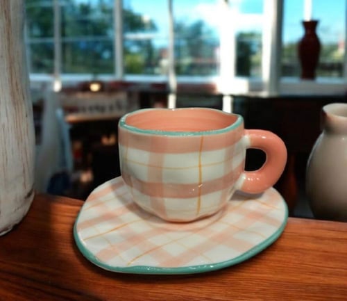 أكواب سيراميك أنيقة مع صحن تقديم