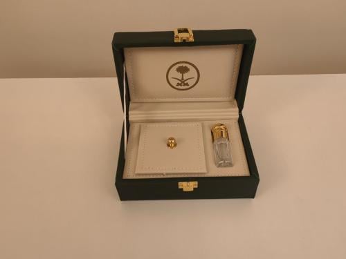 شنطة جلد مربعة زيتية - سيفين ونخلة (١ ربع تولة)