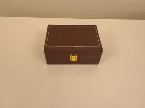 شنطة جلد مربعة (١ ربع تولة + أوقية)