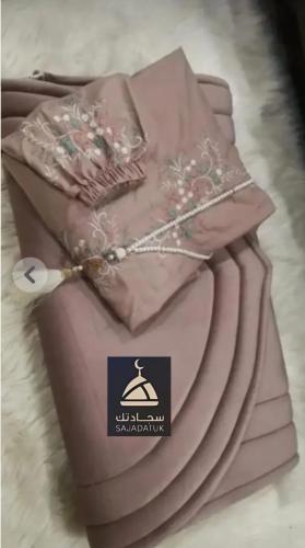 سجادة صلاة اسفنج مع شرشف صلاة مطرز قماش فاخر متوفر...