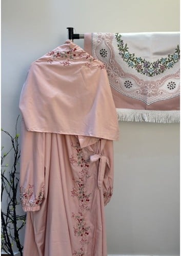 طقم سجادة الصلاة مع شرشف زهري