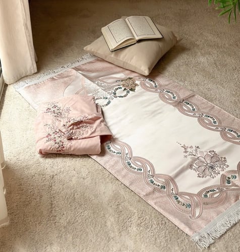 طقم سجادة الصلاة مع شرشف زهري