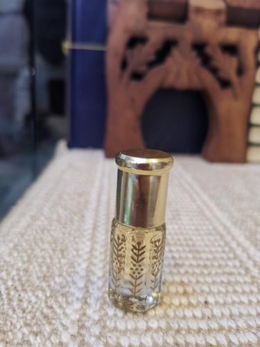 دهن عود العنفر ربع تولة 20 ريال نص تولة ٣٥ ريال