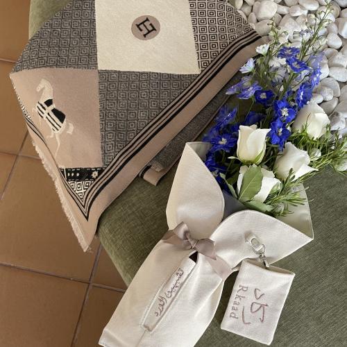 باقة قماشية مبتكرة العبارة ( تشبهين الورد )