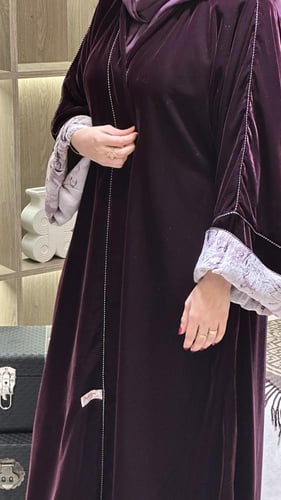 عباية باسمه