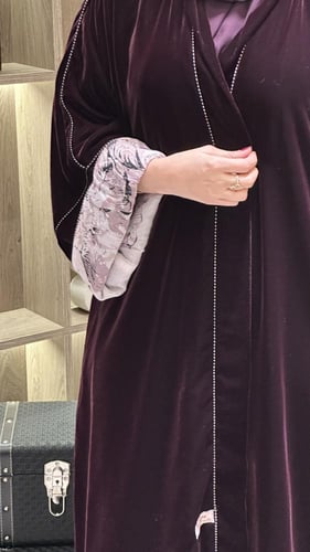 عباية باسمه