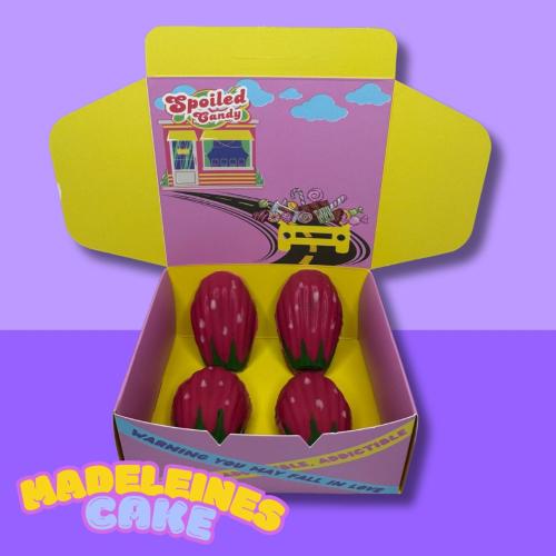 Madeleines cake strawberry -٦ حبات- جدة فقط