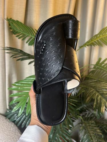 حذاء شرقي جلد بلون اسود نفش جلد النعام