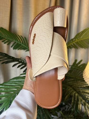 حذاء شرقي جلد بلونين بنقش جلد الثعبان