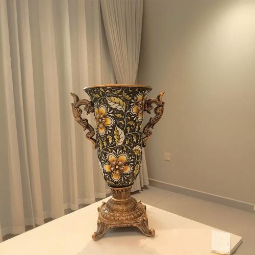 فازة زخرفية فاخرة بنقوش شرقية