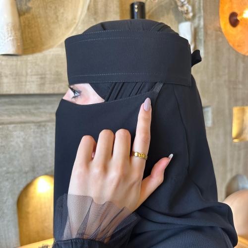 نقاب وسط خط طويل