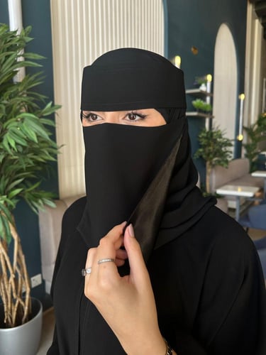نقاب وسط مايل مبطن حرير