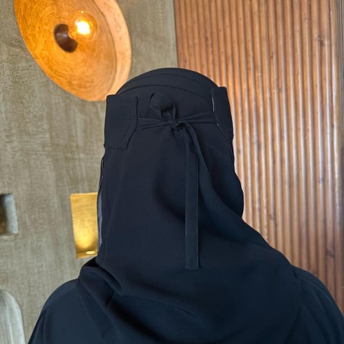 نقاب ربع خط طويل مبطن رمادي فاتح