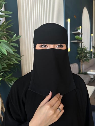 نقاب وسط مايل مبطن حرير