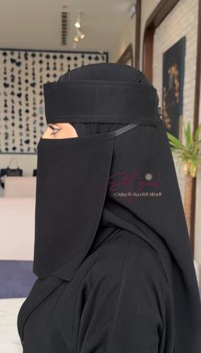 نقاب وسط مايل مشبك