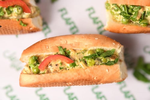 ساندوتش دجاج مع صوص الرانش بخبز البريوش الطازج