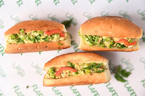 ساندوتش دجاج مع صوص الرانش بخبز البريوش الطازج