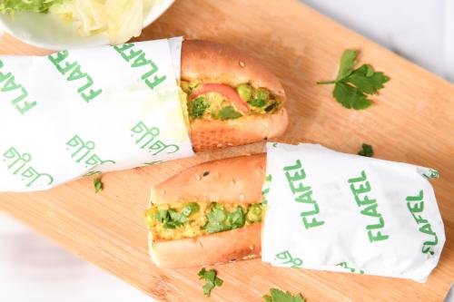 ساندوتش دجاج مع الخضار بخبز البريوش الطازج