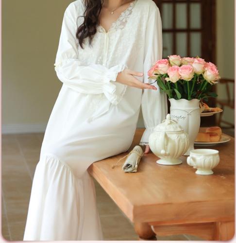 ثوب نوم على طراز القصر