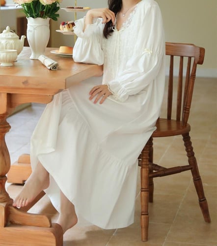 ثوب نوم على طراز القصر