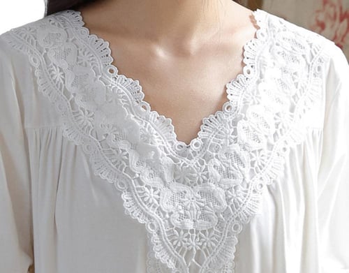 قميص على طراز القصر باللون الأبيض