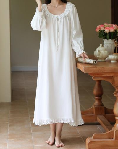 ثوب نوم على طراز القصر