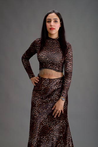 بلوزة كم طويل ضيق برقبة عالية قصيرة مع تنورة ميدي...