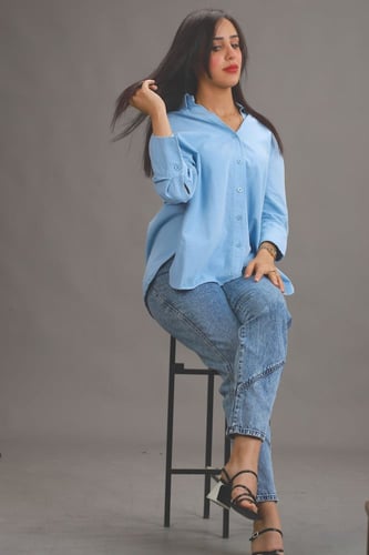 قميص قطني باللون الأزرق