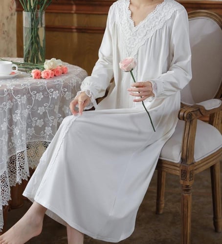 قميص على طراز القصر باللون الأبيض