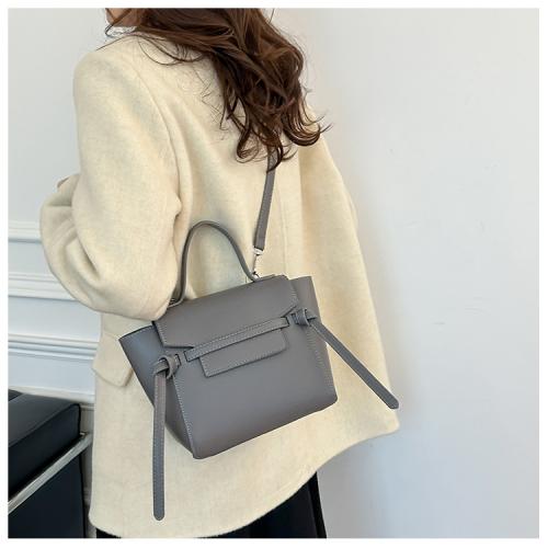 حقيبة جلدية / اللون رمادي غامق